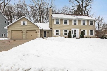 2496 Wildwood Drive, Green Bay, WI 54302-4334