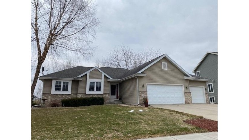 105 Ridgeview Ln Columbus, WI 53925 by Mandi Saucerman Real Estate $310,000