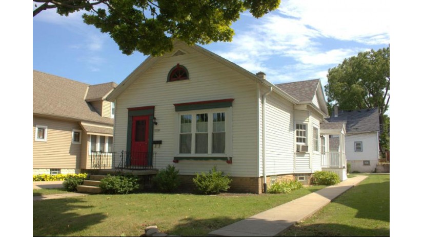 2758 S Linebarger Ter Milwaukee, WI 53207 by Cream City Real Estate Co $185,000