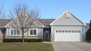 1702 Mountain Ln, Grafton, WI 53024-9363