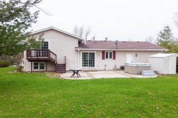 411 Brian Ct, North Prairie, WI 53153-9704