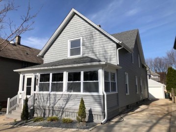 1367 N 72nd St, Wauwatosa, WI 53213-2754