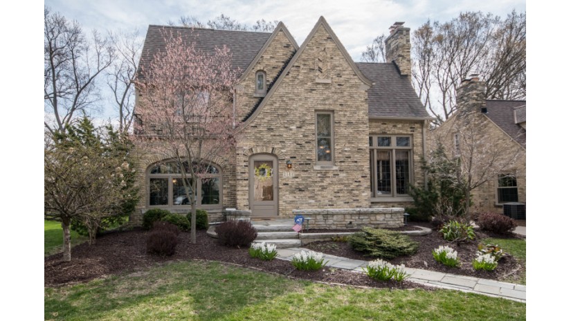 2544 N 91st St Wauwatosa, WI 53226 by Shorewest Realtors $459,000
