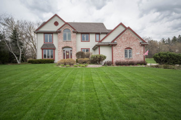 1526 Tallgrass Cir, Waukesha, WI 53188