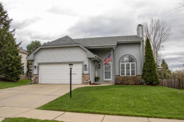 1239 Thrush Ln, Waukesha, WI 53189