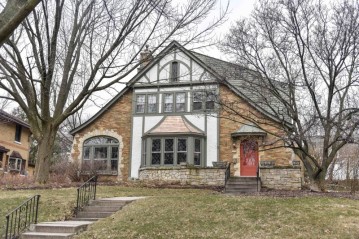 6432 Upper Parkway N, Wauwatosa, WI 53213-2434