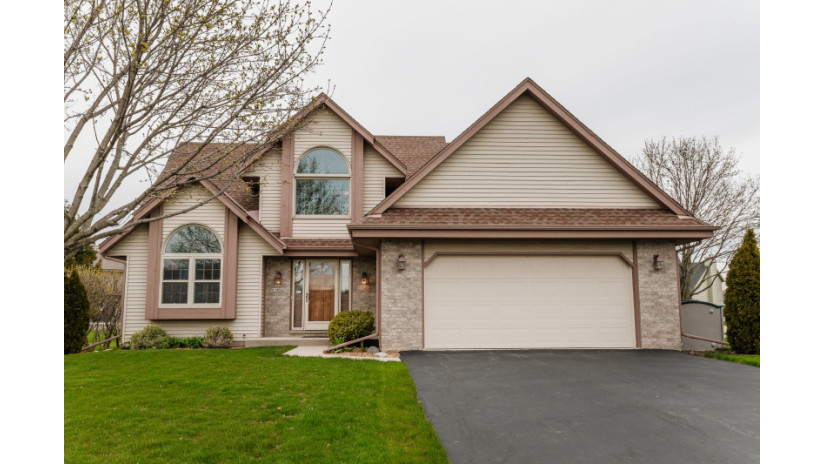 N106W14632 Lincoln Dr Germantown, WI 53022 by Shorewest Realtors $324,900