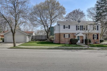 1555 E Kensington Blvd, Shorewood, WI 53211-1535