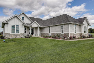 W275N8968 Meadow Ct, Lisbon, WI 53029