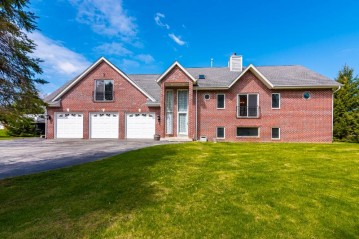 993 Bark Lake Ln, Richfield, WI 53033-9305