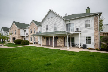 2718 Northview Rd 9, Waukesha, WI 53188