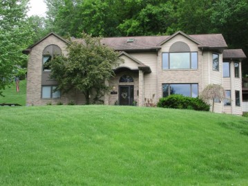 2427 Redwing Rd, La Crosse, WI 54601