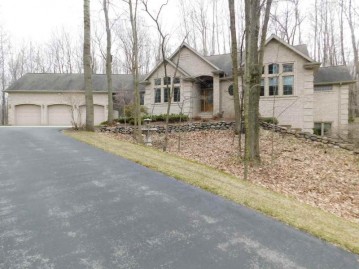 692 Hunters Run, Hobart, WI 54155-8608