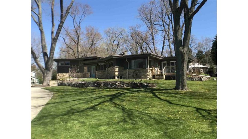 11310 N Meadowbrook Drive Mequon, WI 53097 by Full House Realty, LLC $429,900