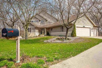 6102 Forest Ridge Ct, McFarland, WI 53558