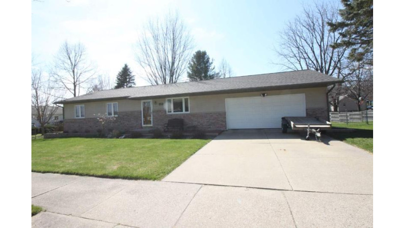 1225 Hemlock Dr Reedsburg, WI 53959 by Evergreen Realty Inc $225,000