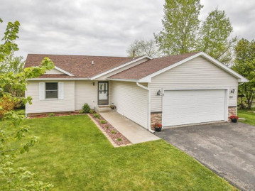 611 Hillcrest Dr, Roberts, WI 54023