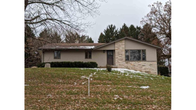 904 West Devonshire Road Delafield, WI 53018 by Re/Max Central $329,900