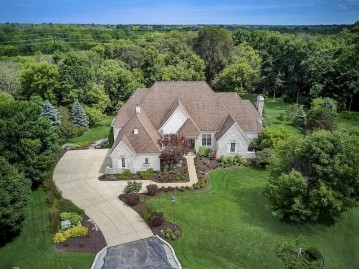 7033 W Overlook Ct, Mequon, WI 53092