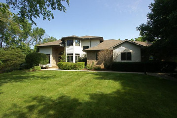 19900 W Pinecrest Ln, New Berlin, WI 53146-1337