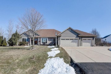 562 W Red Pine Cir, Dousman, WI 53118-8822