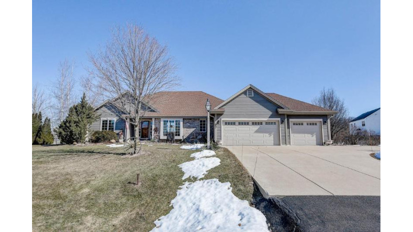 562 W Red Pine Cir Dousman, WI 53118 by Redefined Realty Advisors LLC $484,900