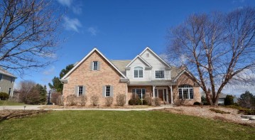 900 N Evergreen Cir, Hartland, WI 53029-8636