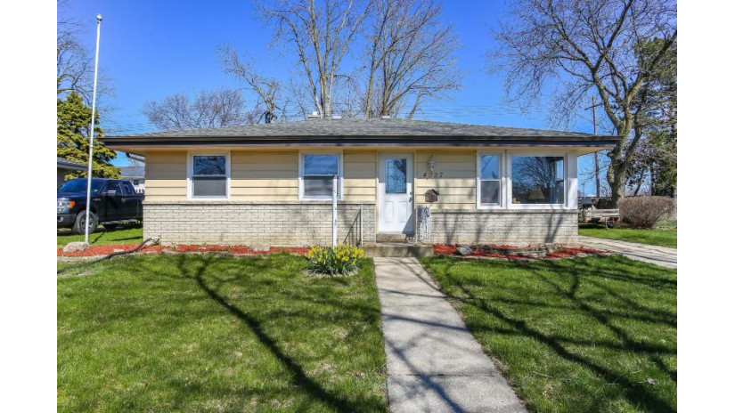 4027 Manhattan Dr Racine, WI 53402 by Coldwell Banker Realty -Racine/Kenosha Office $135,000