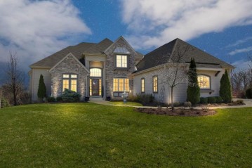 630 Pond View Ct, Pewaukee, WI 53072-1952