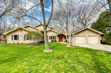 1533 N 120th St, Wauwatosa, WI 53226-3107