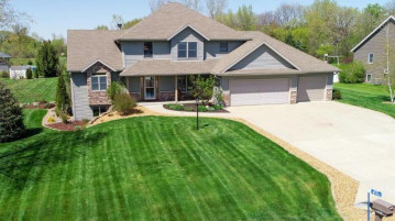 W5941 Apple Ln, Koshkonong, WI 53538