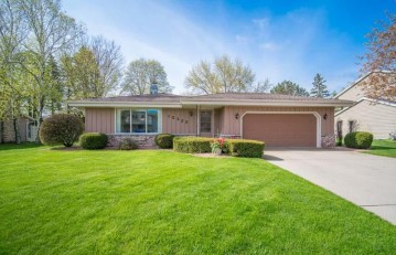 15325 W Glenora Ct, New Berlin, WI 53151-5834