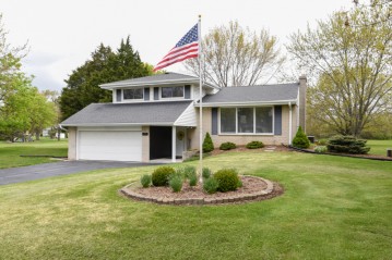 4890 W Hunting Park Dr, Franklin, WI 53132-8443