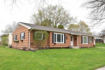 1105 N Lakeview Ave, Port Washington, WI 53074-1380