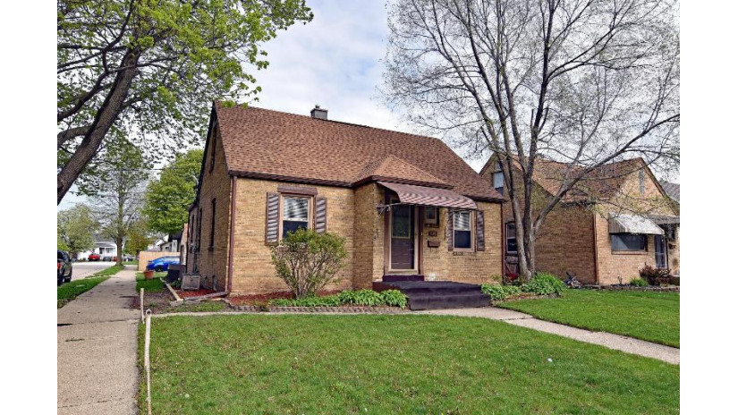 6103 34th Ave Kenosha, WI 53142 by RE/MAX ELITE $155,000