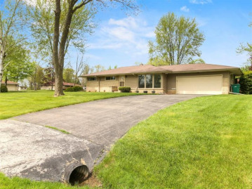 N58W18330 Juniper Ln, Menomonee Falls, WI 53051