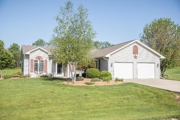 N763 Twin Knolls Dr, Koshkonong, WI 53538-9800