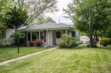 10502 W Fisher Pkwy, Wauwatosa, WI 53226-2305