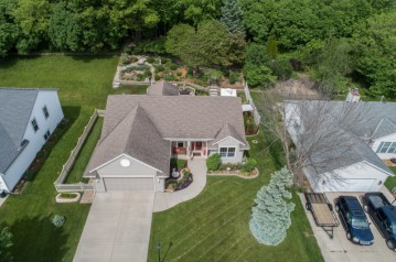 300 Stonebrook Dr, Waukesha, WI 53186-1272