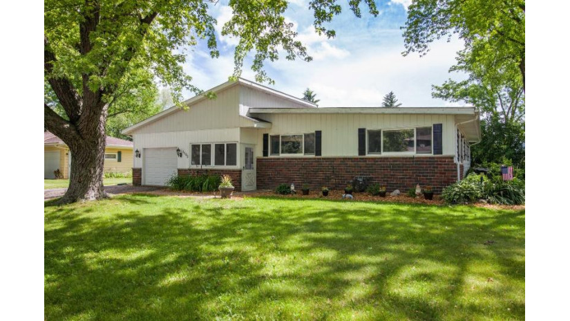 1105 Lily Rd Oconomowoc, WI 53066 by Froemming Realty LLC $259,900