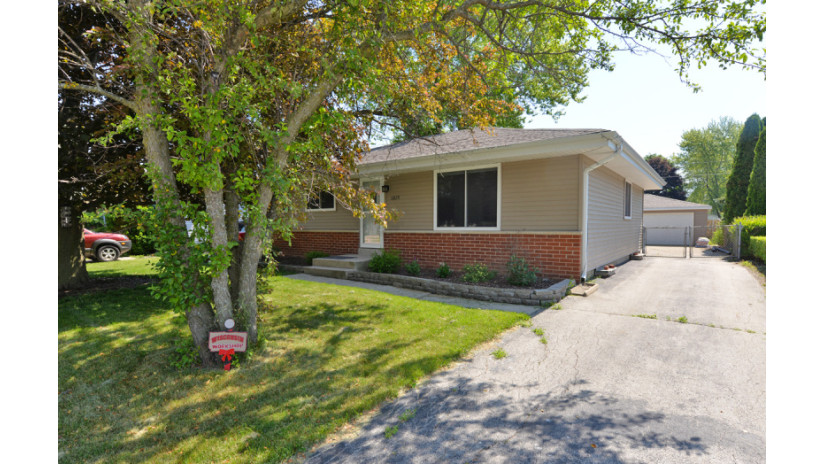 6825 Lone Elm Dr Caledonia, WI 53402 by Shorewest Realtors $189,900