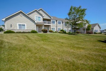 21790 N Weather Edge Cir H, Lannon, WI 53046-9623