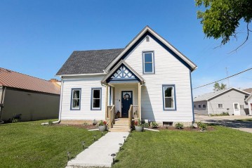 102 N Cedar St, Horicon, WI 53032-1239