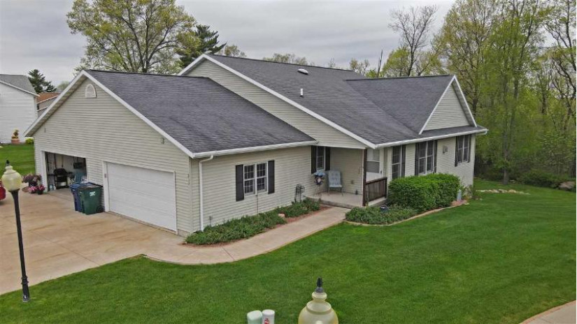 213 Vista Court Waupaca, WI 54981 by Shambeau & Thern Real Estate, LLC $200,000