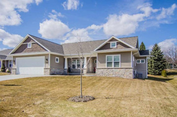 1097 Heyerdahl Heights, Hobart, WI 54155