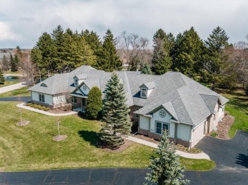 7635 W Kings Crossing Way, Mequon, WI 53097-1936