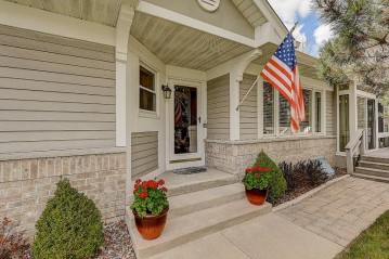 14166 Waters Edge Trl, New Berlin, WI 53151-4569