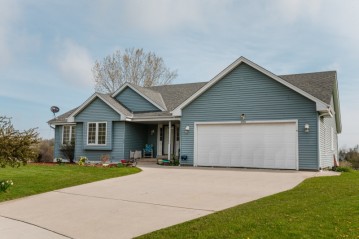 9530 S Wintergreen Ct, Oak Creek, WI 53154