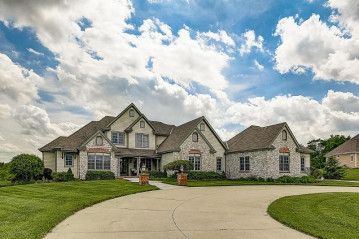 1721 Red Tail Ct, Cedarburg, WI 53012-9494