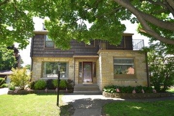 8861 Ravenswood Cir, Wauwatosa, WI 53226-4670